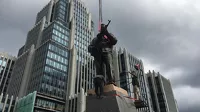 Памятник Михаилу Калашникову выглядит очень внушительно