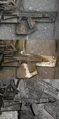 Снизу вверх: изначальный вид памятника, после удаления схемы немецкой винтовки и финальный вид