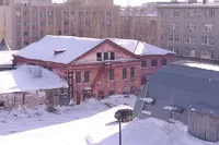 Здания дореволюционного Барнаула оказались стиснуты с разных сторон советскими пристройками