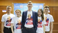 Павел Пахомов (на первом плане) призывает вступать в Putin Team