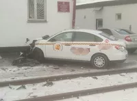 Автомобиль такси после аварии