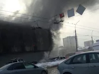 Дым продолжает валить из здания