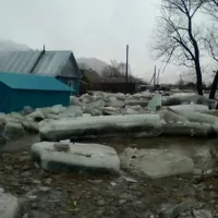 В Солонешном река вынесла огромные куски льда прямо к домам