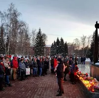 Барнаульцы на траурной акции по жертвам трагедии в Кемерово