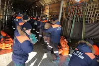 Спасатели доставляют помощь в пострадавшие районы