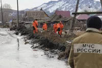 Сотрудники МЧС помогают бороться со стихией в селах