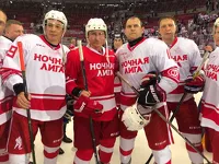 Вадим Смагин (в центре) рядом с Владимиром Путиным после матча «Ночной хоккейной лиги» 10 мая