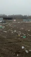 За воротами значительная часть территории покрыта мусором