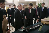 Владимир Путин и Си Цзиньпин. Срез дерева — в правом нижнем углу