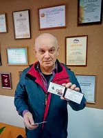 Андрей Маевич с удостоверением члена Союза журналистов России