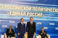 Дмитрий Медведев вручил партбилет Виктору Томенко