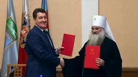 Сергей Дугин и митрополит Сергий после подписания соглашения