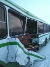 Днем от столкновения с поездом пострадал пассажирский автобус