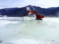 На лед пришлось загонять тяжелую технику