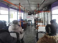 Комсомольцы с плакатами проехались в общественном транспорте