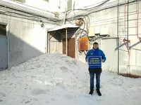 «Жириновцы» демонстрируют масштаб оставленного коммунальщиками сугроба