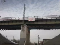 В тот же день на одном из мостов другой активист вывесил свой плакат