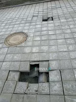 В это время в центре Барнаула проваливается тротуарная плитка