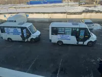 Транспортные средства выстроились у офиса перевозчика