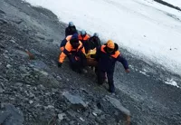 Спасатели поднимают тело пропавшего туриста