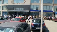 Сотрудники ВТБ ждут на улице