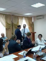Виктор Ромашкин получает свидетельство о регистрации