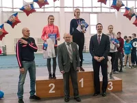 Сергей Шубенков награждает юных спортсменов в манеже