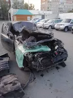 В Барнауле автомобиль столкнулся с припаркованным грузовиком