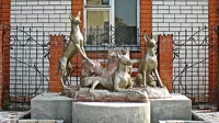 Скульптура из трех собак
