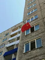 Вывешенный советский флаг, вызвавший недовольство единороссов в День России