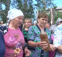 Жители села показали журналистам, какая вода бежит из крана
