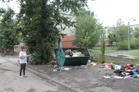 Бункер с мусором у школы