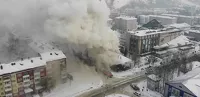 Школа в момент пожара. За ней видно здание Национального музея