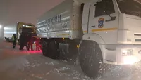 К спасению увязших в снегу автомобилистов пришлось подключать спасателей