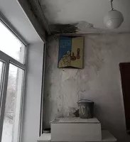 Вода бежит с потолка сразу в ведро