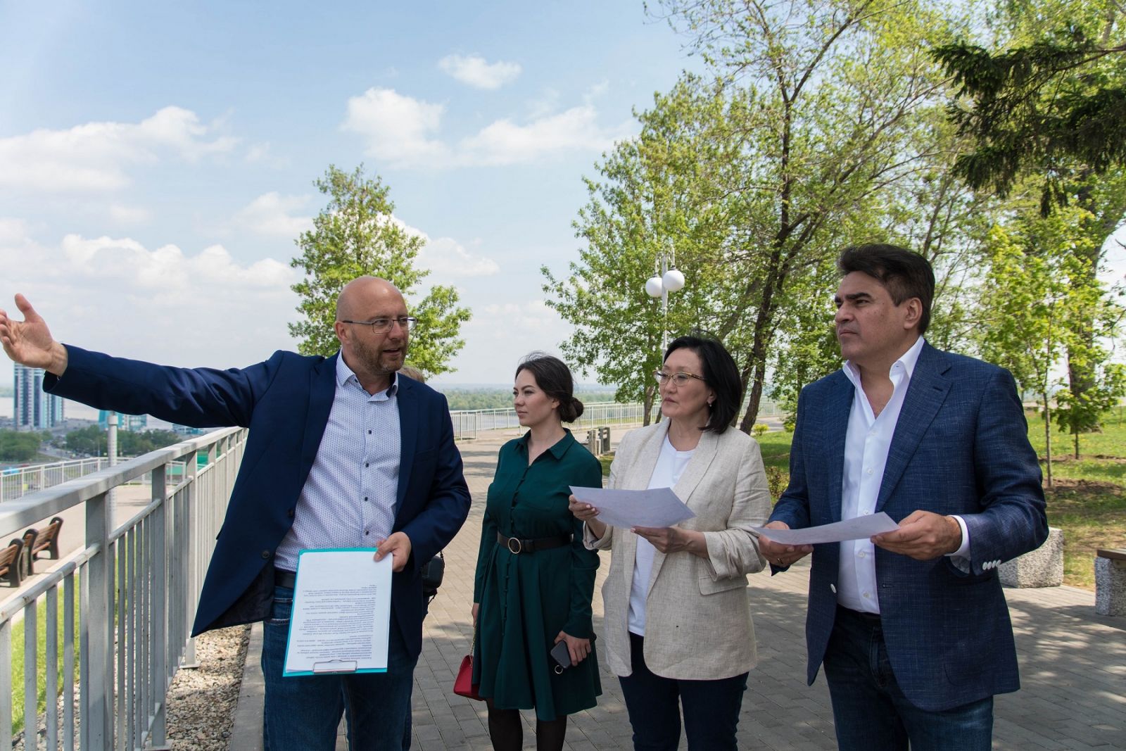 Представители партии «Новые люди» посетили Нагорный парк в Барнауле