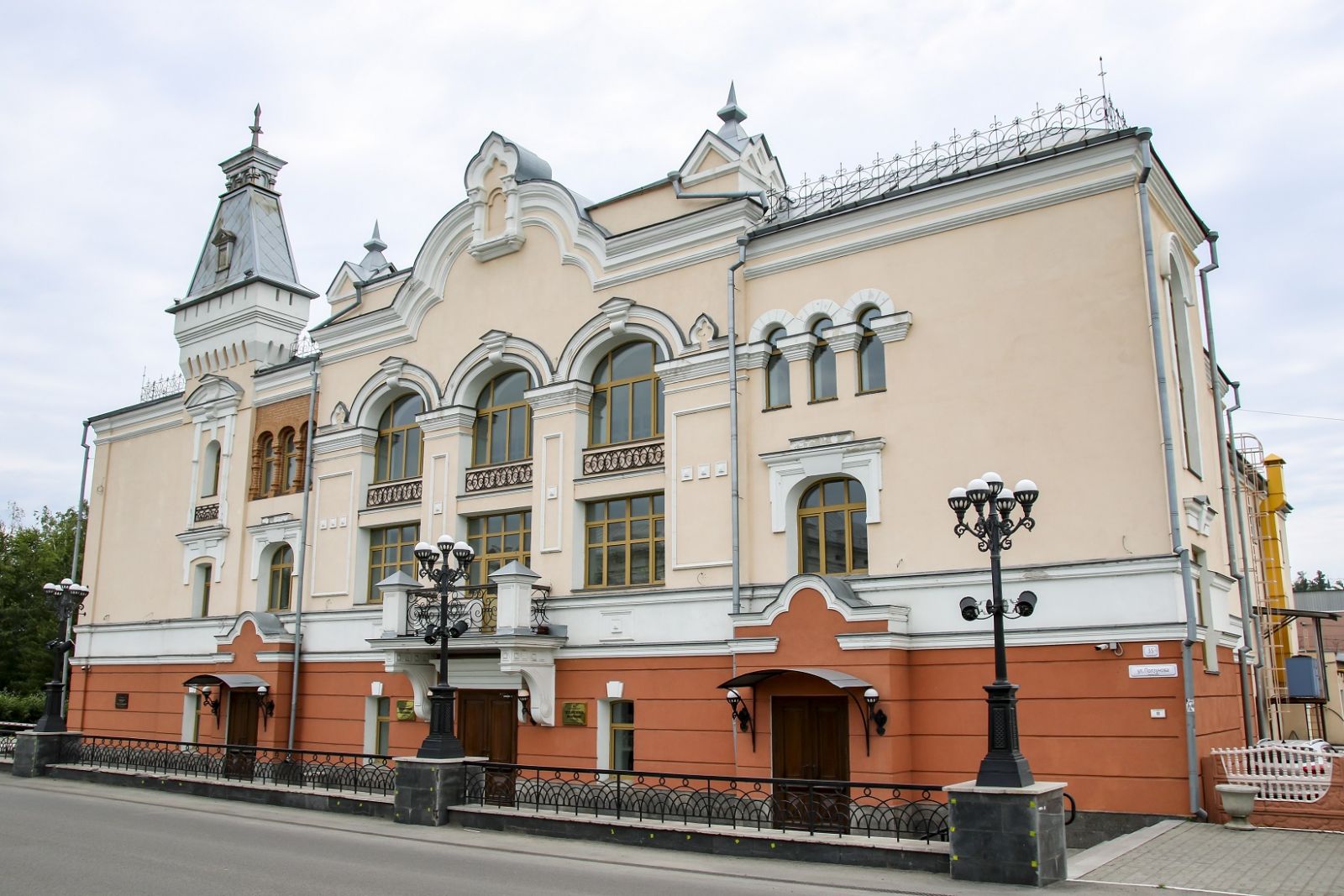 Компания реконструировала здания Государственной филармонии Алтайского края