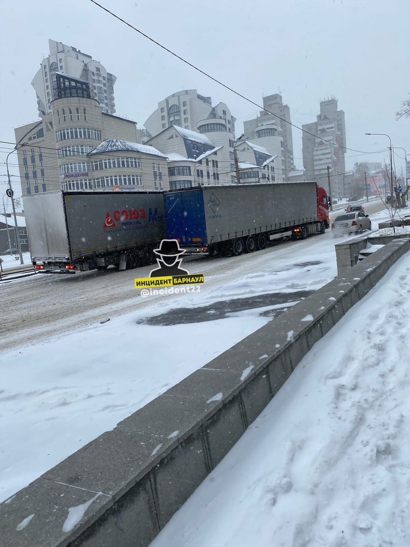 Еще два грузовика застряли на подъеме в гору на Красноармейском проспекте в Барнауле