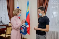 Наталья Оськина вручает Максиму Ломакину тот самый фотоаппарат