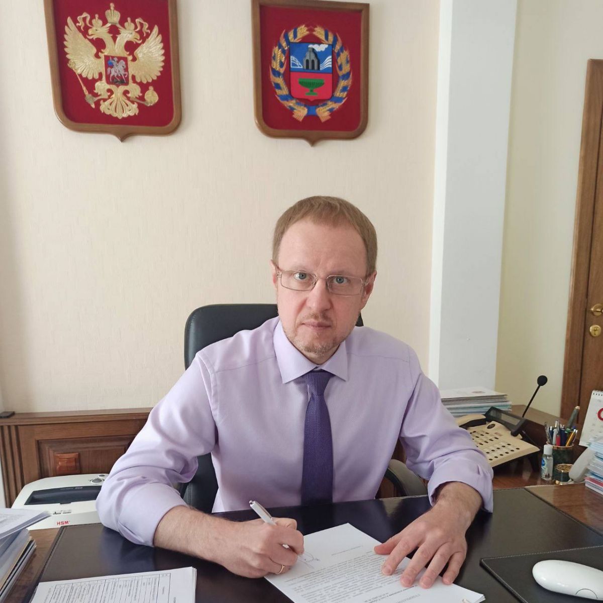 Виктор Томенко подписывает изменения в указ