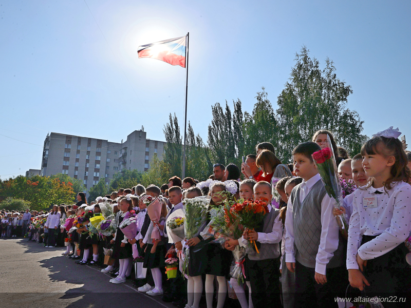 Школьников 2022. Школьников сентябрь 2022. С 1 сентября первокласснице. 1 сентября девочки. С 1 сентября ученику.