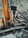 На Алтае кусок скалы расплющил кабину расширяющей дорогу спецмашины (обновлено)