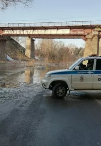 Подтопленный участок дороги на улице Кутузова в Барнауле