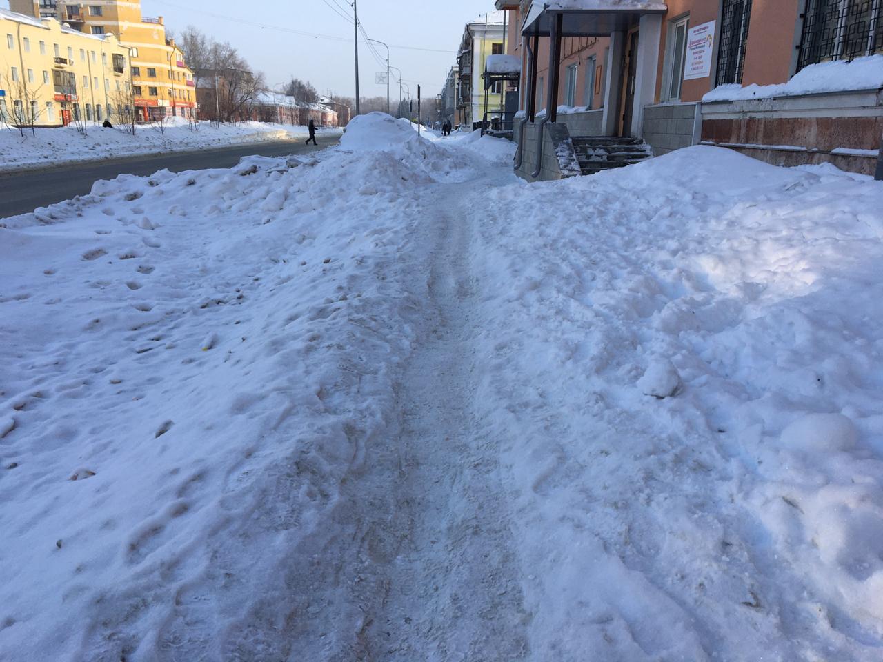 День снежного сугроба. Много снега. Сугробы в Барнауле. Сугробы в городе. Много снега на дороге.