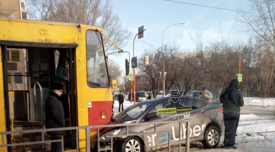Трамвай и такси «пободались» возле остановки на одной из улиц Барнаула
