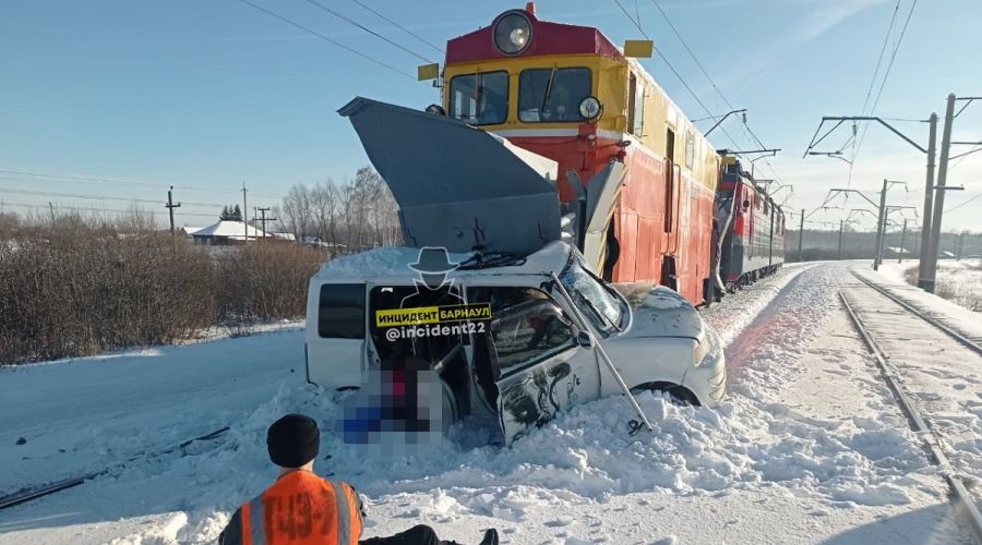 Трое детей погибли в автомобиле после столкновения с поездом на переезде в Алтайском крае (обновлено)
