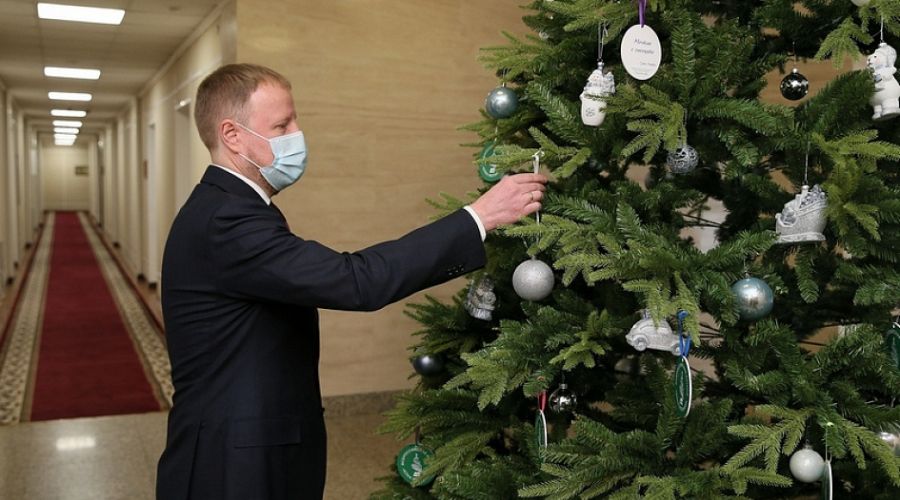 Власти Алтайского края решили не запрещать новогодние корпоративы и ослабили антиковидные ограничения