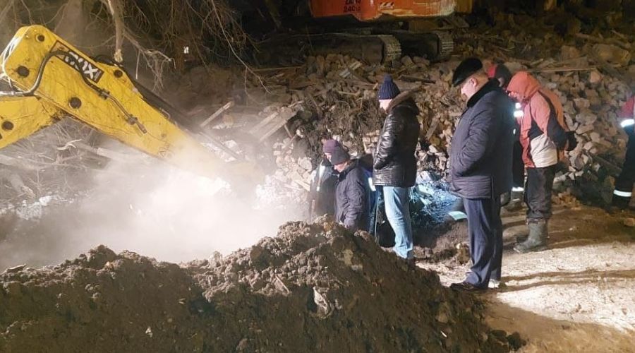 Мэрия Барнаула не связывает серьезный порыв теплосети в аварийном доме с его начавшимся сносом