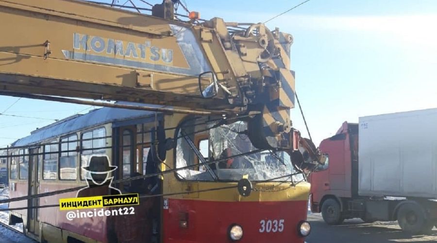 Трамвай «поборолся» за дорогу со стрелой грузового крана на выезде из депо в Барнауле