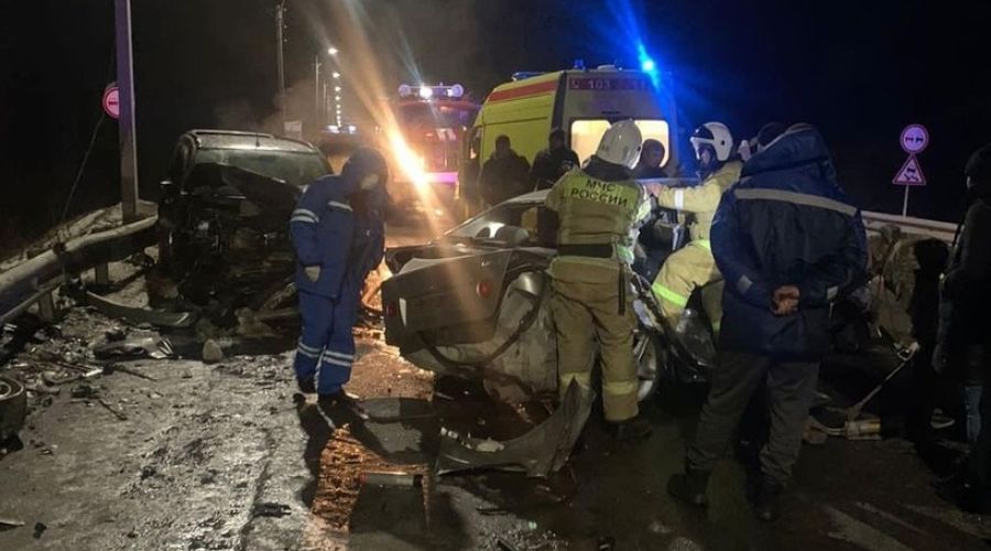 Сотрудники МЧС извлекают пострадавших